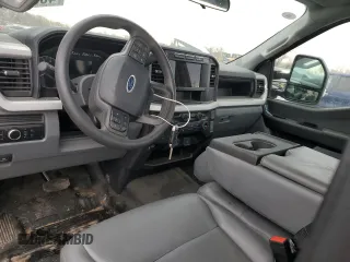 2023 Ford F-250 XL z VIN 1FTBF2BA5PED41058, wystawiony jako Copart lot #46991375 z przebiegiem 7077 mil mil oraz Szkody całkowita. Historia ofert i sprzedaży dostępna na DreamBid. Obrazek 8.