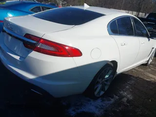 2015 Jaguar XF V6 Portfolio with VIN SAJWA0F7XF8U64372, listed as a IAAI auction lot 41352544 with 62,307 mi miles. Bid and sale history available at carsss.com. Image 4.