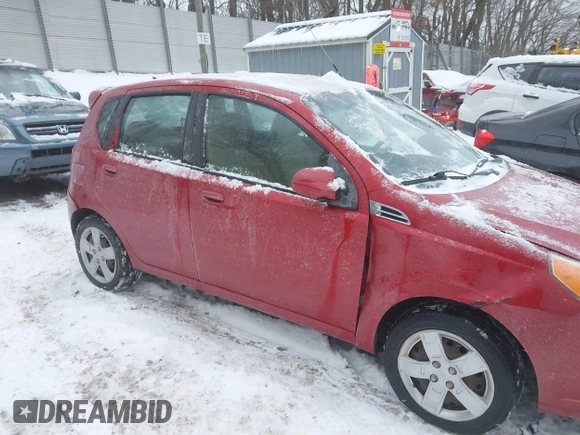 2011 Chevrolet Aveo 2LT z VIN KL1TG6DE8BB122430, wystawiony jako IAAI lot #41248992 z przebiegiem 115 066 mil mil oraz . Historia ofert i sprzedaży dostępna na DreamBid. Obrazek 20.