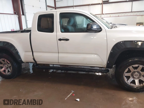 2016 Toyota Tacoma SR z VIN 5TFSX5ENXGX042148, wystawiony jako IAAI lot #41592688 z przebiegiem 126 528 mil mil oraz . Historia ofert i sprzedaży dostępna na DreamBid. Obrazek 13.