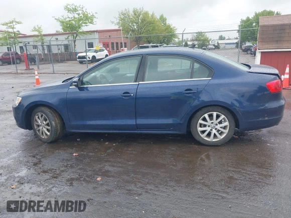 2013 Volkswagen Jetta SE with VIN 3VWDX7AJ0DM427871, listed as a IAAI auction lot 42264288 with 178,983 mi miles and . Bid and sale history available at DreamBid. Image 14.