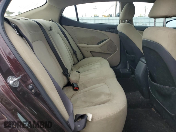 2011 Kia Optima LX z VIN KNAGM4A72B5116910, wystawiony jako Copart lot #55839845 z przebiegiem 187 943 mil mil oraz Szkoda całkowita • Salvage title. Historia ofert i sprzedaży dostępna na DreamBid. Obrazek 10.