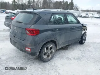 2024 Hyundai Venue SEL z VIN KMHRC8A39RU317444, wystawiony jako IAAI lot #41596048 z przebiegiem 8 619 mil mil oraz . Historia ofert i sprzedaży dostępna na DreamBid. Obrazek 4.