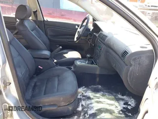2005 Volkswagen Passat z VIN WVWDD63B25E110788, wystawiony jako IAAI lot #41877185 z przebiegiem 181 584 mil mil oraz . Historia ofert i sprzedaży dostępna na DreamBid. Obrazek 5.