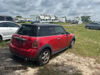 2010 MINI Hardtop z VIN WMWMF3C55ATZ24438, wystawiony jako Copart lot #59035285 z przebiegiem 138 500 mil mil oraz Tytuł czysty. Historia ofert i sprzedaży dostępna na DreamBid. Obrazek 4.