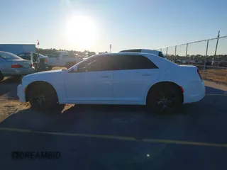 2021 Chrysler 300 S z VIN 2C3CCABG9MH545933, wystawiony jako IAAI lot #41222858 z przebiegiem 76 434 mil mil oraz . Historia ofert i sprzedaży dostępna na DreamBid. Obrazek 13.