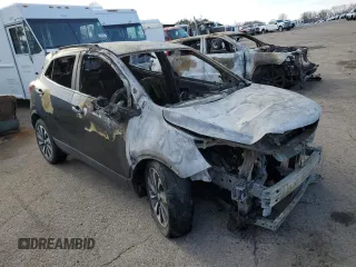 2020 Buick Encore Essence z VIN KL4CJGSB7LB048177, wystawiony jako Copart lot #89152405 z przebiegiem Nie podano mil oraz Nie do naprawy. Historia ofert i sprzedaży dostępna na DreamBid. Obrazek 4.