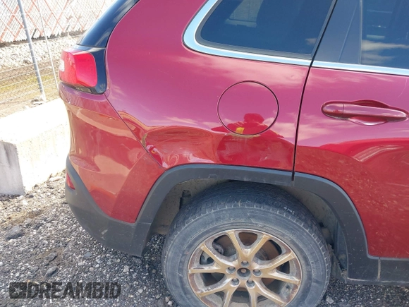 2016 Jeep Cherokee Latitude z VIN 1C4PJMCB6GW335111, wystawiony jako IAAI lot #41993373 z przebiegiem 205 449 mil mil oraz . Historia ofert i sprzedaży dostępna na DreamBid. Obrazek 6.