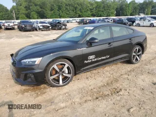 2025 Audi A5 Sportback S line Premium Plus z VIN WAUFACF55SA013106, wystawiony jako Copart lot #58937155 z przebiegiem 20 mil mil oraz Czysty tytuł • Clean title. Historia ofert i sprzedaży dostępna na DreamBid. Obrazek 1.