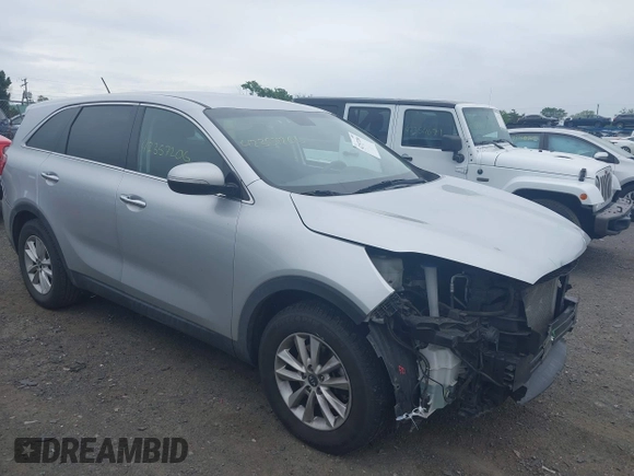 2020 Kia Sorento LX z VIN 5XYPG4A33LG680825, wystawiony jako IAAI lot #42357206 z przebiegiem 88 359 mil mil oraz . Historia ofert i sprzedaży dostępna na DreamBid. Obrazek 1.