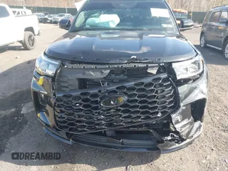 2025 Ford Explorer ST-Line z VIN 1FMUK8KH7SGA60005, wystawiony jako IAAI lot #42098791 z przebiegiem 1 830 mil mil oraz . Historia ofert i sprzedaży dostępna na DreamBid. Obrazek 6.