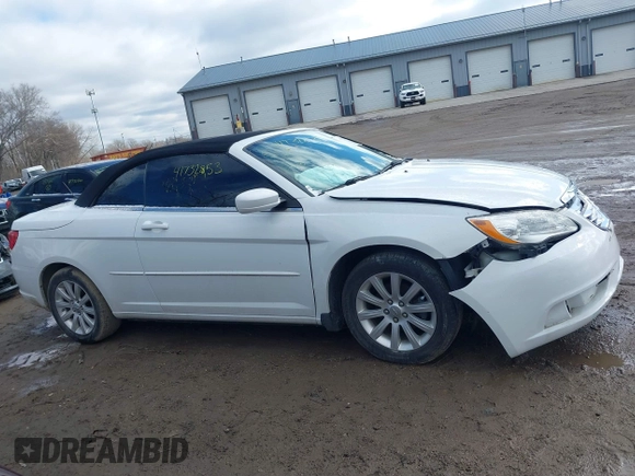 2013 Chrysler 200 Touring z VIN 1C3BCBEGXDN766008, wystawiony jako IAAI lot #41732853 z przebiegiem 139 724 mil mil oraz . Historia ofert i sprzedaży dostępna na DreamBid. Obrazek 13.