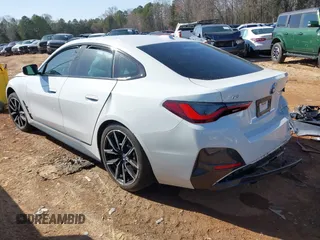 2023 BMW i4 eDrive40 z VIN WBY73AW08PFN72118, wystawiony jako IAAI lot #41849570 z przebiegiem 27 118 mil mil oraz . Historia ofert i sprzedaży dostępna na DreamBid. Obrazek 3.