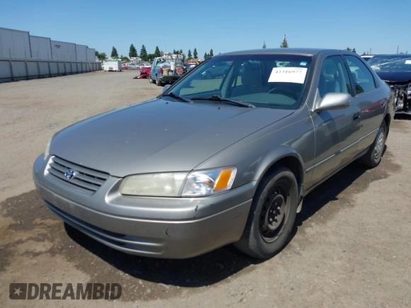 1998 Toyota Camry LE z VIN 4T1BG22K8WU216321, wystawiony jako IAAI lot #42316977 z przebiegiem 227 166 mil mil oraz . Historia ofert i sprzedaży dostępna na DreamBid. Obrazek 18.