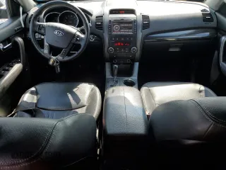 2012 Kia Sorento EX z VIN 5XYKUDA25CG305111, wystawiony jako Copart lot #54216645 z przebiegiem 111 841 mil mil oraz Szkoda całkowita • Salvage title. Historia ofert i sprzedaży dostępna na DreamBid. Obrazek 8.