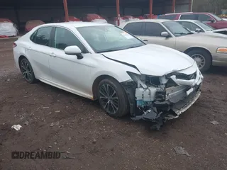 2020 Toyota Camry SE z VIN 4T1G11AK1LU883407, wystawiony jako IAAI lot #41537602 z przebiegiem 150 987 mil mil oraz . Historia ofert i sprzedaży dostępna na DreamBid. Obrazek 1.