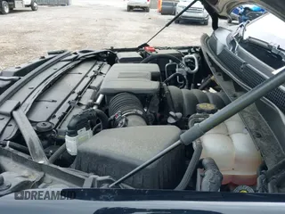 2024 Chevrolet Suburban LS z VIN 1GNSKBKD7RR116763, wystawiony jako IAAI lot #42744546 z przebiegiem 28 402 mil mil oraz . Historia ofert i sprzedaży dostępna na DreamBid. Obrazek 18.