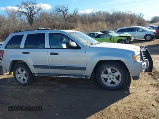2005 Jeep Grand Cherokee Laredo z VIN 1J4GR48K85C587842, wystawiony jako IAAI lot #41454939 z przebiegiem 108 184 mil mil oraz . Historia ofert i sprzedaży dostępna na DreamBid. Obrazek 14.