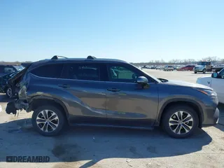 2021 Toyota Highlander XLE with VIN 5TDGZRAH3MS057776, listed as a IAAI auction lot 41754519 with 79,725 mi miles. Bid and sale history available at carsss.com. Image 14.