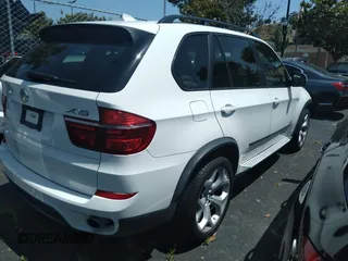 2011 BMW X5 35d z VIN 5UXZW0C59BL662592, wystawiony jako IAAI lot #42317116 z przebiegiem 93 848 mil mil oraz . Historia ofert i sprzedaży dostępna na DreamBid. Obrazek 4.