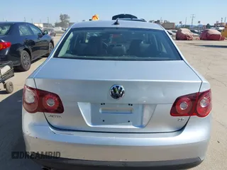 2008 Volkswagen Jetta SE z VIN 3VWRM71KX8M191212, wystawiony jako IAAI lot #42660632 z przebiegiem 198 459 mil mil oraz . Historia ofert i sprzedaży dostępna na DreamBid. Obrazek 16.