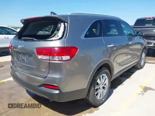 2018 Kia Sorento L z VIN 5XYPG4A32JG377807, wystawiony jako IAAI lot #41963441 z przebiegiem 121 339 mil mil oraz . Historia ofert i sprzedaży dostępna na DreamBid. Obrazek 4.