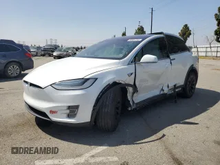 2017 Tesla Model X 90D z VIN 5YJXCBE2XHF051384, wystawiony jako Copart lot #56881245 z przebiegiem 97 546 mil mil oraz Szkoda całkowita • Salvage title. Historia ofert i sprzedaży dostępna na DreamBid. Obrazek 1.
