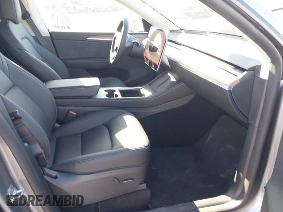 2025 Tesla Model Y Long Range with VIN 7SAYGDED7SA376233, listed as a IAAI auction lot 41777876 with 70 mi miles and . Bid and sale history available at DreamBid. Image 5.