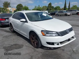 2013 Volkswagen Passat SE z VIN 1VWBP7A30DC056737, wystawiony jako IAAI lot #42254753 z przebiegiem 160 732 mil mil oraz . Historia ofert i sprzedaży dostępna na DreamBid. Obrazek 1.