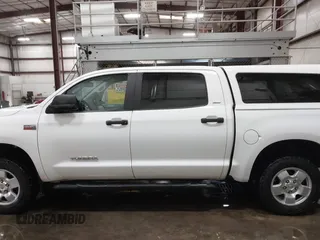 2013 Toyota Tundra z VIN 5TFDY5F13DX313385, wystawiony jako IAAI lot #42200622 z przebiegiem 161 470 mil mil oraz . Historia ofert i sprzedaży dostępna na DreamBid. Obrazek 15.