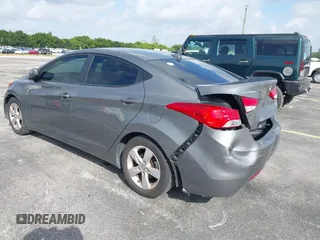 2013 Hyundai Elantra GLS z VIN 5NPDH4AE8DH253510, wystawiony jako IAAI lot #41625675 z przebiegiem 122 914 mil mil oraz . Historia ofert i sprzedaży dostępna na DreamBid. Obrazek 3.