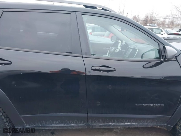 2018 Jeep Cherokee Trailhawk with VIN 1C4PJMBB6JD532865, listed as a IAAI auction lot 41362362 with 98,951 mi miles. Bid and sale history available at carsss.com. Image 13.