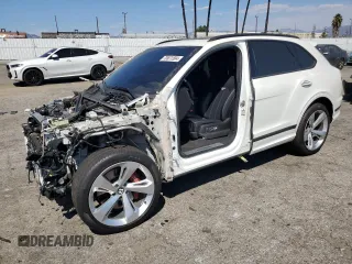2021 Bentley Bentayga V8 z VIN SJAAM2ZVXMC032804, wystawiony jako Copart lot #70631504 z przebiegiem 37 960 mil mil oraz Szkoda całkowita • Salvage title. Historia ofert i sprzedaży dostępna na DreamBid. Obrazek 1.
