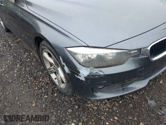 2013 BMW 3 Series 328i xDrive z VIN WBA3B5G5XDNS04431, wystawiony jako IAAI lot #42186095 z przebiegiem Nie podano mil oraz . Historia ofert i sprzedaży dostępna na DreamBid. Obrazek 6.
