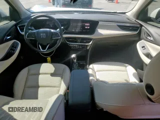 2024 Buick Encore GX Avenir z VIN KL4AMFSL9RB017071, wystawiony jako Copart lot #52003565 z przebiegiem 8 013 mil mil oraz Szkoda całkowita • Salvage title. Historia ofert i sprzedaży dostępna na DreamBid. Obrazek 8.