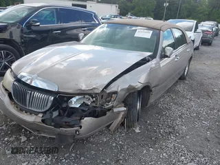 2001 Lincoln Town Car Executive z VIN 1LNHM81W61Y685421, wystawiony jako IAAI lot #42253950 z przebiegiem 215 112 mil mil oraz . Historia ofert i sprzedaży dostępna na DreamBid. Obrazek 2.