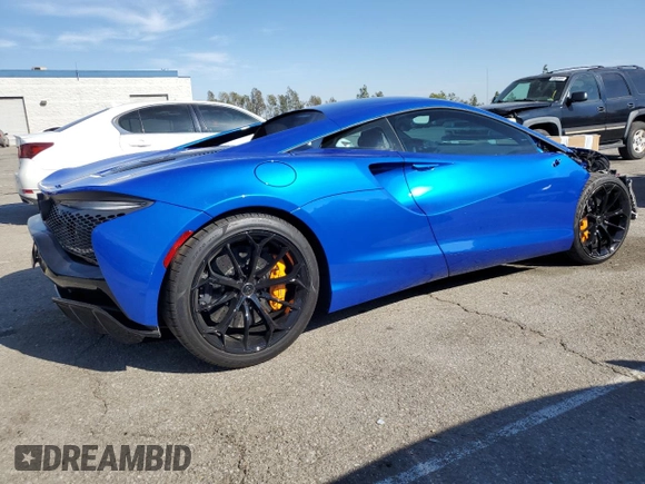 2023 McLaren Artura z VIN SBM16AEA9PW001592, wystawiony jako Copart lot #50613595 z przebiegiem 2956 mil mil oraz Szkody całkowita. Historia ofert i sprzedaży dostępna na DreamBid. Obrazek 3.