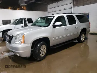 2011 GMC Yukon XL SLT z VIN 1GKS2KE31BR208389, wystawiony jako Copart lot #52457375 z przebiegiem 243 113 mil mil oraz Czysty tytuł • Clean title. Historia ofert i sprzedaży dostępna na DreamBid. Obrazek 1.