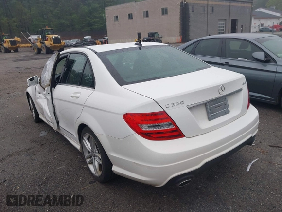 2013 Mercedes-Benz C 300 Sport z VIN WDDGF8ABXDR289262, wystawiony jako IAAI lot #42181367 z przebiegiem 130 744 mil mil oraz . Historia ofert i sprzedaży dostępna na DreamBid. Obrazek 14.