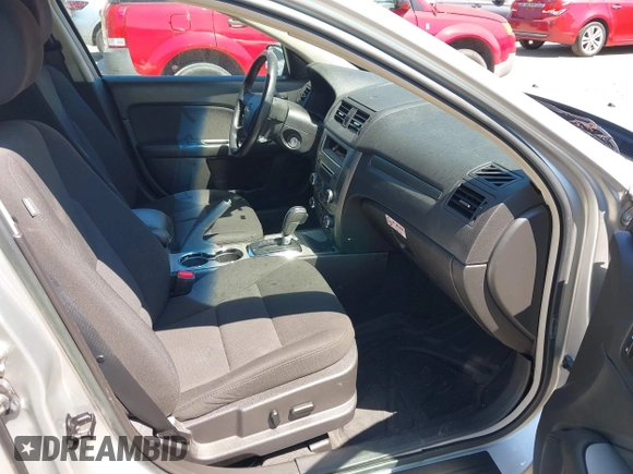 2012 Ford Fusion Hybrid z VIN 3FADP0L3XCR380817, wystawiony jako IAAI lot #42755712 z przebiegiem 81 220 mil mil oraz . Historia ofert i sprzedaży dostępna na DreamBid. Obrazek 5.