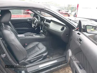 2011 Ford Mustang V6 z VIN 1ZVBP8EM7B5139351, wystawiony jako IAAI lot #42471805 z przebiegiem 80 513 mil mil oraz . Historia ofert i sprzedaży dostępna na DreamBid. Obrazek 5.