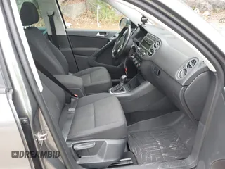 2013 Volkswagen Tiguan SE z VIN WVGBV3AX9DW088326, wystawiony jako IAAI lot #42320279 z przebiegiem 126 840 mil mil oraz . Historia ofert i sprzedaży dostępna na DreamBid. Obrazek 5.