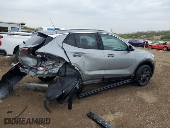 2025 Buick Encore GX Sport Touring с VIN KL4AMDSL1SB006771, выставлен на аукционе Copart как лот 54868335 с пробегом 2 795 миль миль и Списание • Salvage title. История ставок и продаж доступна на DreamBid. Изображение 3.