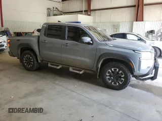 2023 Nissan Frontier Pro-4X z VIN 1N6ED1EK6PN624132, wystawiony jako Copart lot #53797395 z przebiegiem 55 344 mil mil oraz Szkoda całkowita • Salvage title. Historia ofert i sprzedaży dostępna na DreamBid. Obrazek 4.