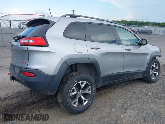 2017 Jeep Cherokee Trailhawk z VIN 1C4PJMBB8HW565462, wystawiony jako IAAI lot #42696507 z przebiegiem 114 819 mil mil oraz . Historia ofert i sprzedaży dostępna na DreamBid. Obrazek 4.