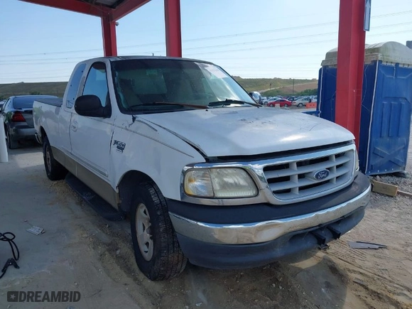 1999 Ford F-150 Work Series with VIN 1FTRX17W5XNB33627, listed as a IAAI auction lot 41933365 with 207,118 mi miles. Bid and sale history available at carsss.com. Image 1.