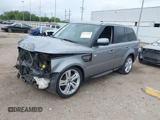 2013 Land Rover Range Rover Sport HSE Lux z VIN SALSK2D4XDA806027, wystawiony jako IAAI lot #42123248 z przebiegiem 141 504 mil mil oraz . Historia ofert i sprzedaży dostępna na DreamBid. Obrazek 18.