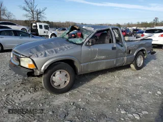 2002 GMC Sonoma SL Fleet with VIN 1GTCS19W528243358, listed as a Copart auction lot 88066065 with 0 mi miles and Salvage Title. Bid and sale history available at carsss.com. Image 1.