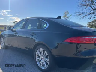 2016 Jaguar XF 35t Premium z VIN SAJBD4BV9GCY06832, wystawiony jako Copart lot #43858405 z przebiegiem 59 691 mil mil oraz Czysty tytuł • Clean title. Historia ofert i sprzedaży dostępna na DreamBid. Obrazek 3.