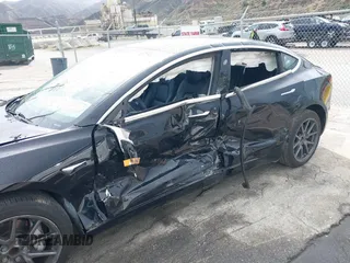 2019 Tesla Model 3 Mid Range z VIN 5YJ3E1EA1KF426824, wystawiony jako IAAI lot #41787234 z przebiegiem 69 879 mil mil oraz . Historia ofert i sprzedaży dostępna na DreamBid. Obrazek 6.